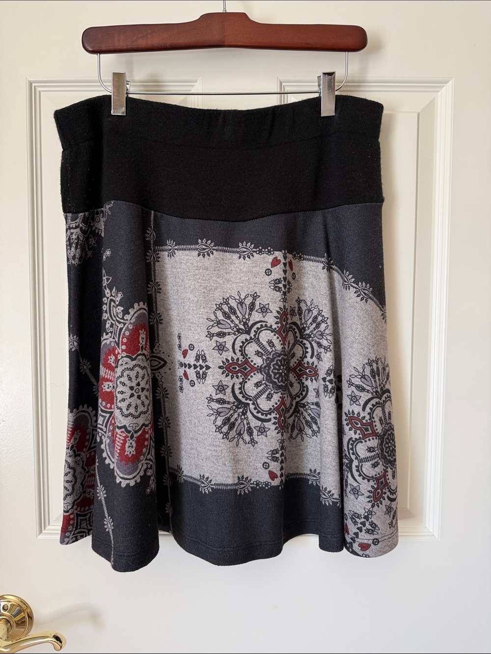 Mismash Floral A-Line knit Skirt in Black and Gray with Red Accents, size XL